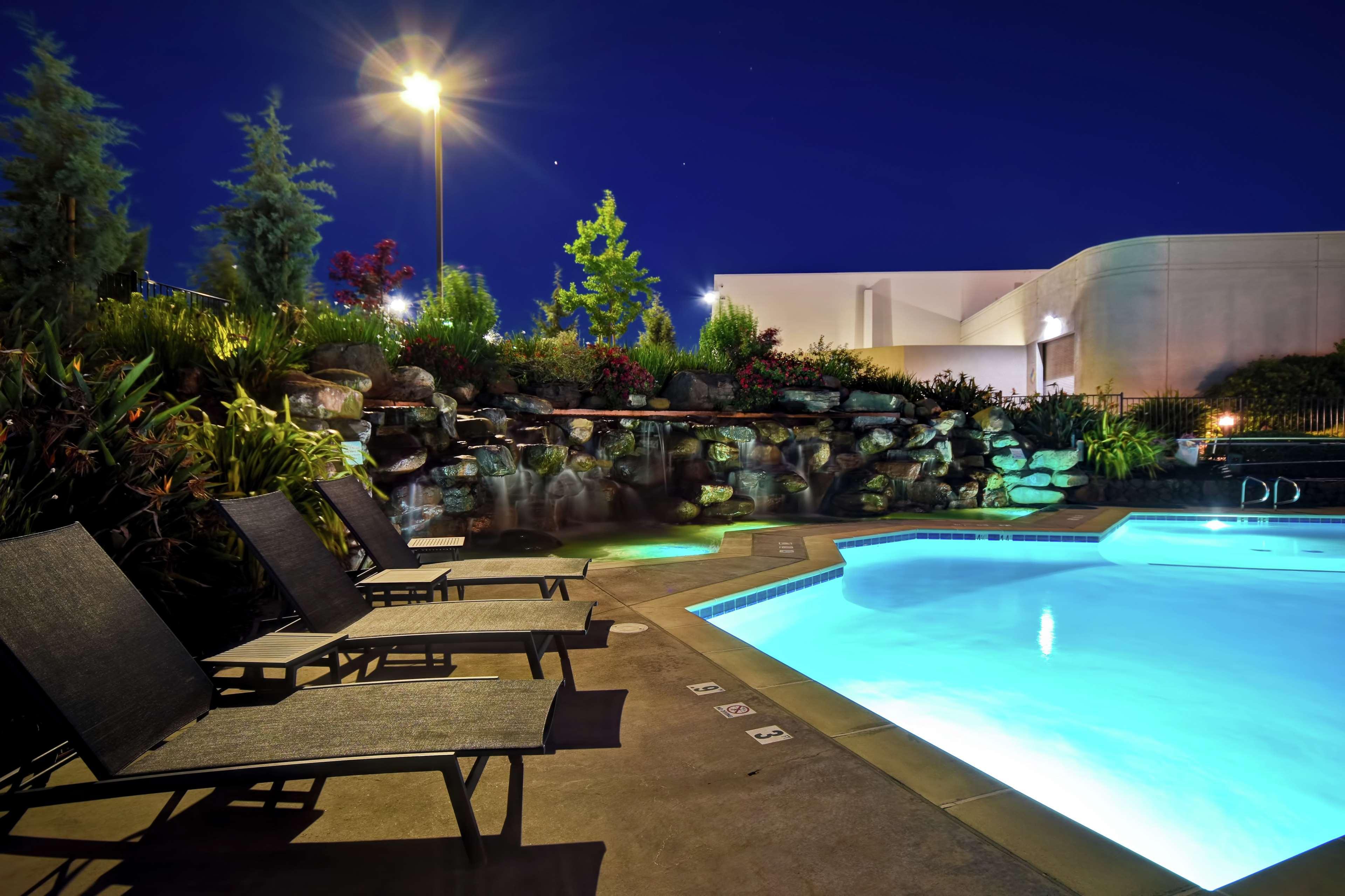 Doubletree By Hilton Pleasanton At The Club Hotel Bagian luar foto