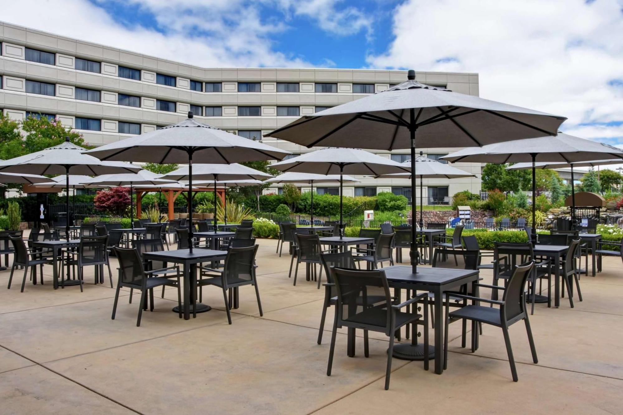 Doubletree By Hilton Pleasanton At The Club Hotel Bagian luar foto